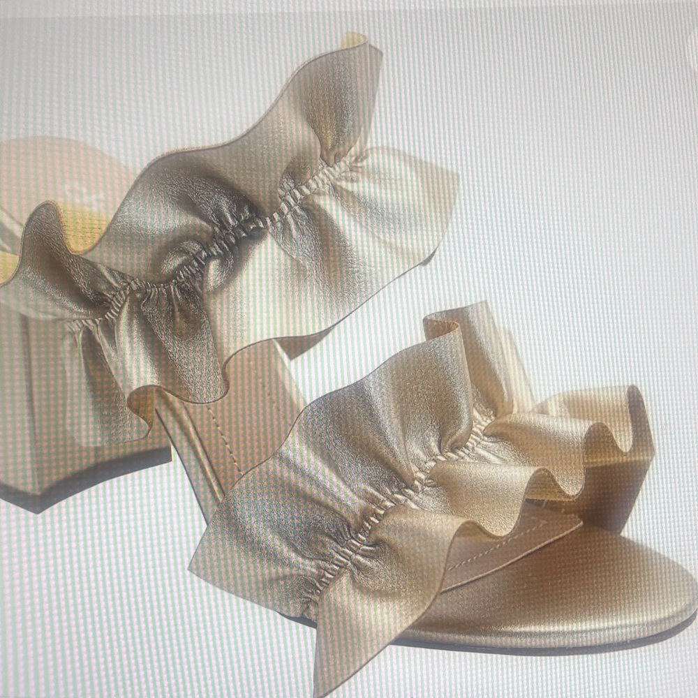 New Women’s Charles by Charles David Royals.  Color Mettalic.  Size 9.5